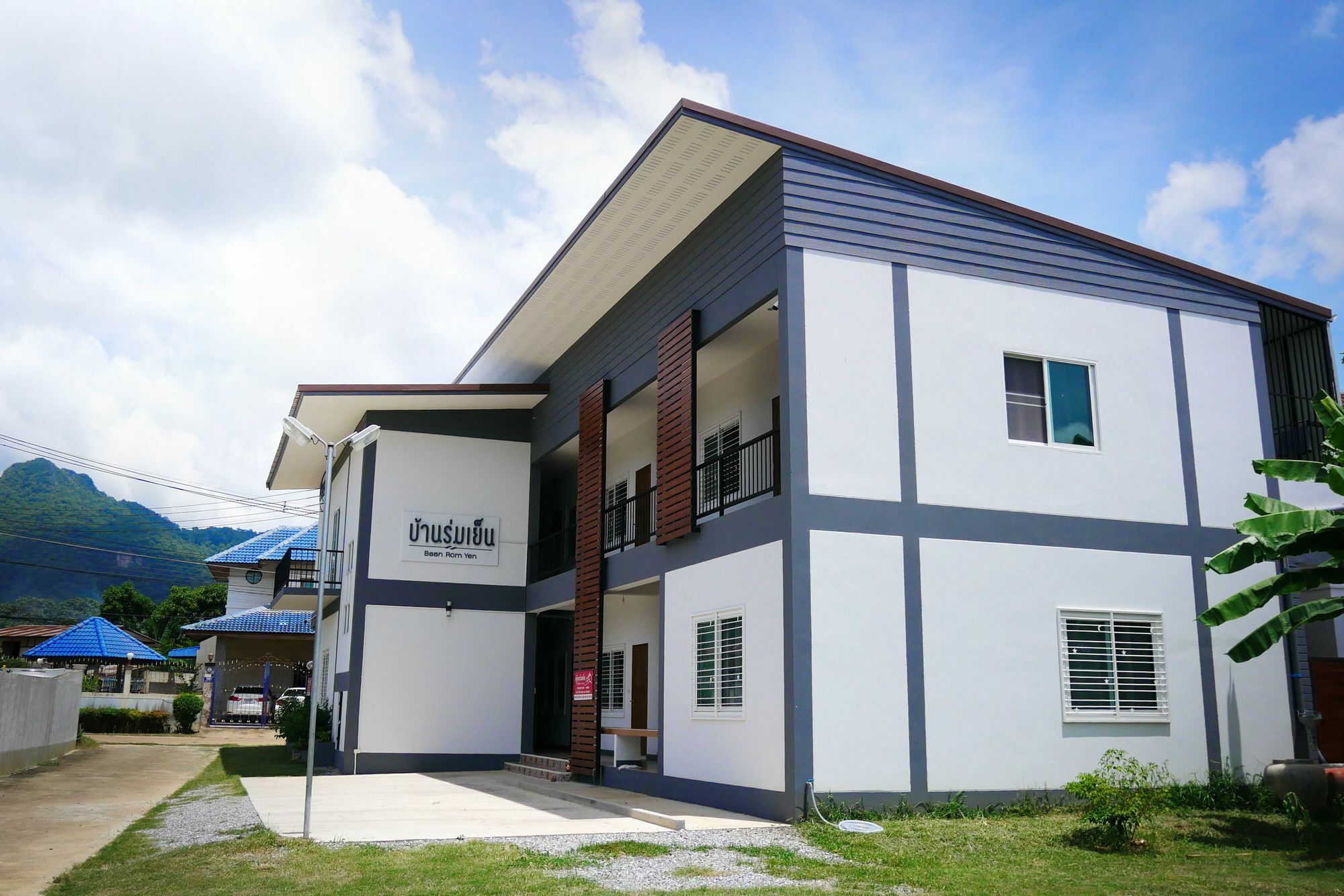 Bann Rumyen Klang Dong Phayayen Luaran gambar